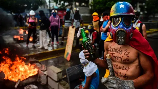 Personas protestando en en Venezuela.