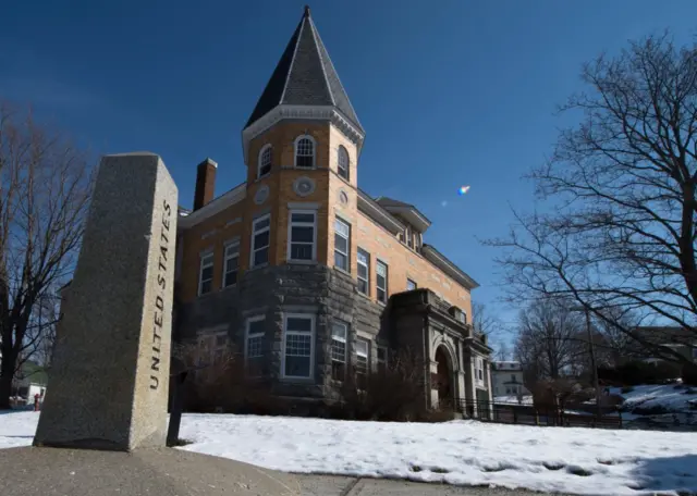 Основной вход в библиотеку и оперный театр - с американской стороны