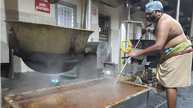 అన్నవరం ప్రసాదం తయారు చేస్తున్న దేవస్థానం ఉద్యోగి