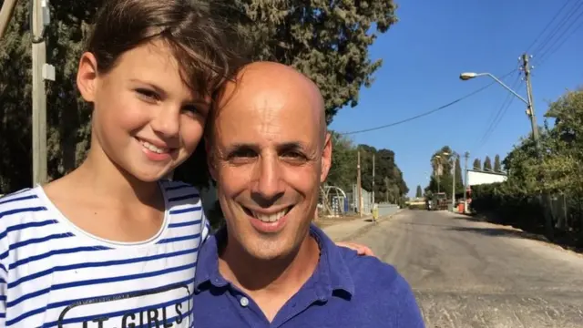 نوگا و پدرش اقدام بریتانیا را امیدی بزرگ برای صهیونیست‌های آن زمان می‌دانند.