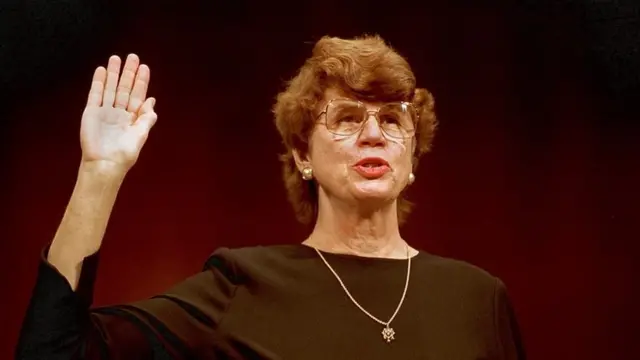 Janet Reno presta juramento como fiscal general de Estados Unidos, frente al Comité Judicial del Senado, en Washington DC, 9 de marzo de 1993.