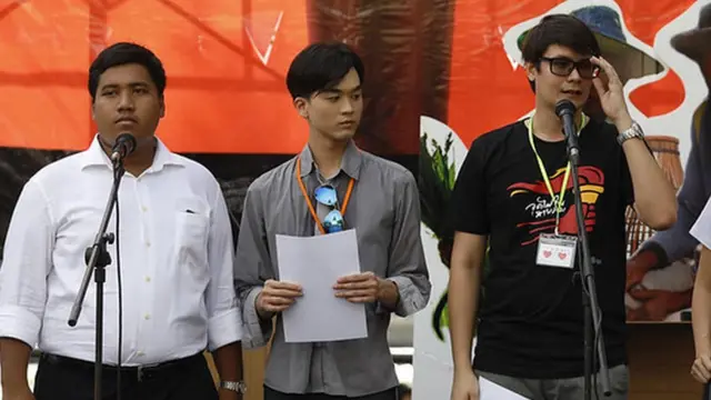 นายกาณฑ์ (คนกลาง) ร่วมกิจกรรมกับกลุ่มคนอยากเลือกตั้ง