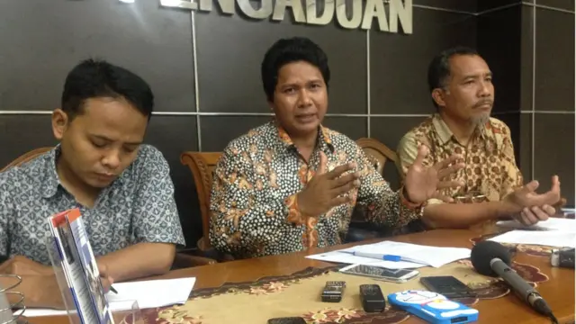 Ketua Komnas HAM Imdadun Rahmat (tengah) dan Koordinator Desk Kebebasan Beragama dan Berkeyakinan (KBB) Komnas HAM, Jayadi Damanik (kanan) dalam konferensi pers.