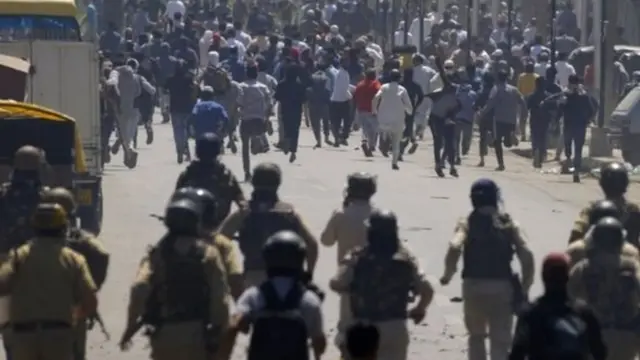 सुरक्षाकर्मी और लोगों की भीड़