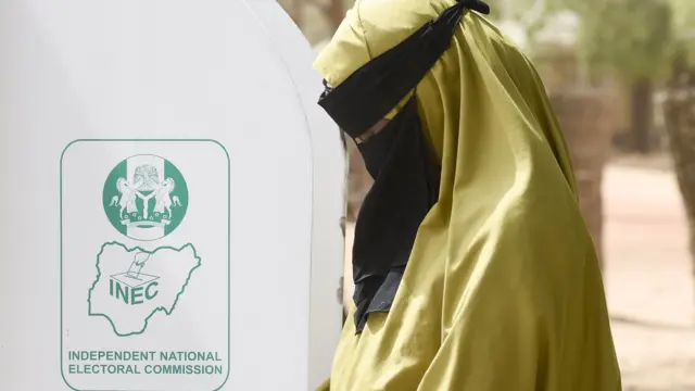 Lokacin da wata baiwar Allah ke kada kuri'arta