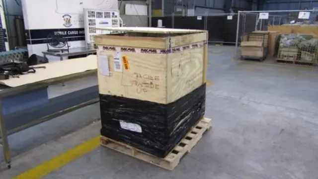 Caja con estatua procedente de México