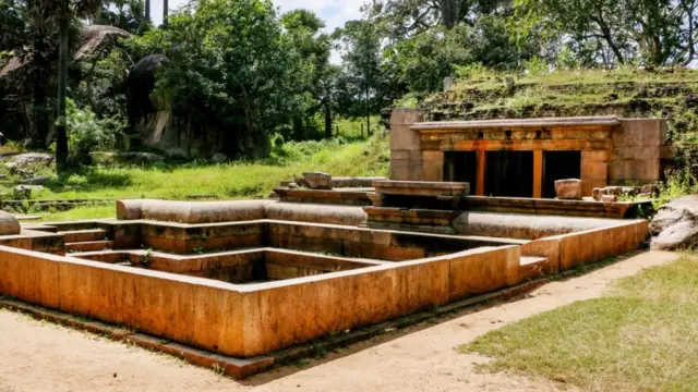 Ranmasu Ujana je drevni vrt na 40 jutara zemlje koji sadrži ruševine bazena iz kupališta