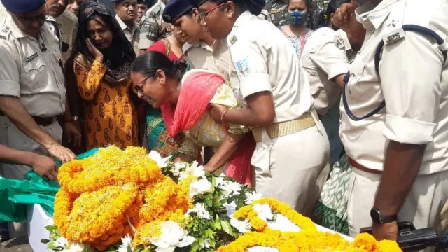 ताबूत के सामने बिलखते परिवार वाले