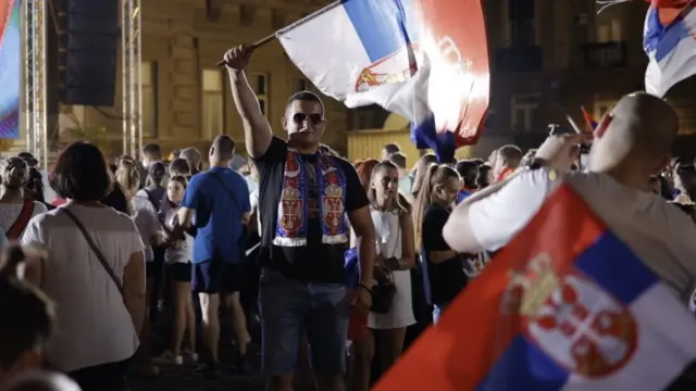 Na platoru ispred Skupštine Beograda okupilo se nekoliko hiljada ljudi, a većina nije nosila maske