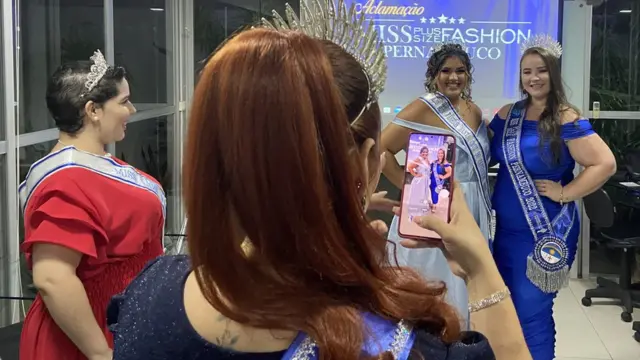 रेसिफमा मोटा महिलाहरूको सौन्दर्य प्रतियोगिता हुन थालेको छ