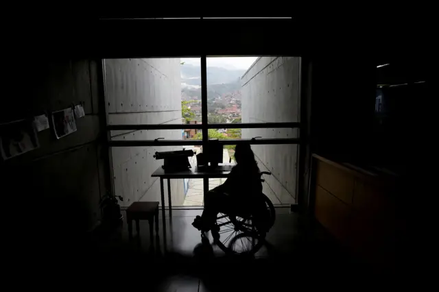 Mulher em cadeira de rodas