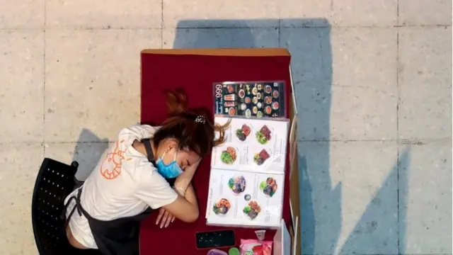 พนักงานหญิงเหนื่อยล้าจากการเฝ้าร้าน ก่อนผลอยหลับไป