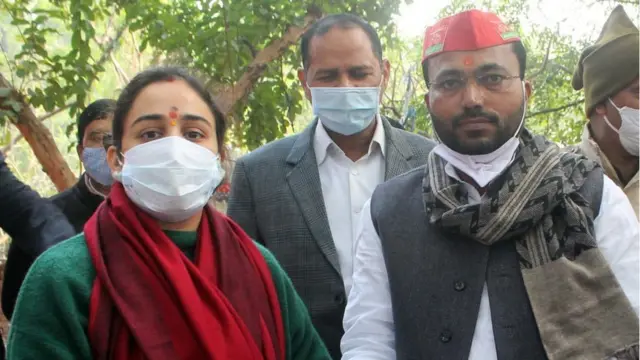 अपर्णा यादव समाजवादी पार्टी में सक्रिय थीं