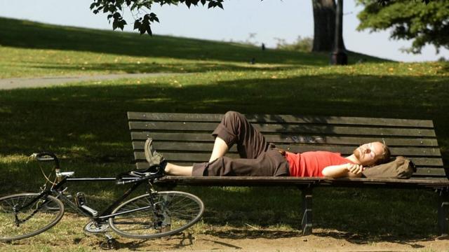 мужчина спит на скамейке