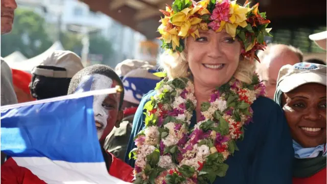 Ứng cử viên đảng cực hữu Pháp Rassemblement National (RN) Marine Le Pen gặp gỡ cử tri ủng hộ tại quảng trường Mamoudzou ở Mayotte, ngày 18/12/2021