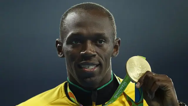 Usain Bolt com medalhalucky betsouro