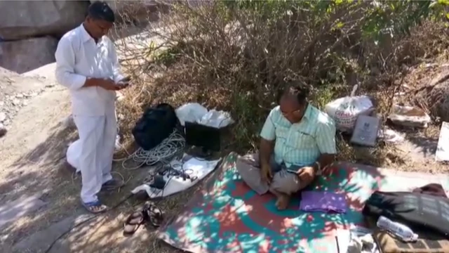 కోటలో తవ్వకాలను పర్వవేక్షిస్తున్న అధికారులు