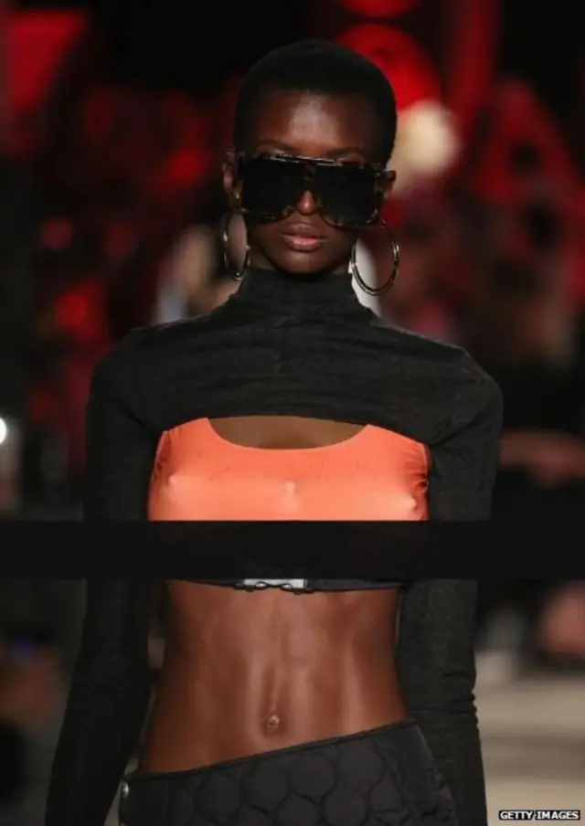 ત્રણ બ્રેસ્ટ સાથેની મોડેલ