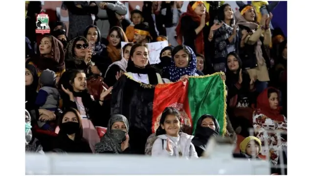 د غوره لیګ اووم پړاو سیالیو لیدو ته ګڼ شمېر ښځې هم ورغلې وې