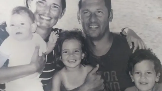 Pablo García y su esposa junto a tres de sus cuatro hijos.