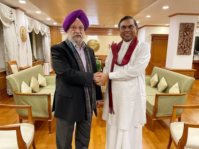 मोदी सरकार के मंत्री हरदीप सिंह पुरी के साथ श्रीलंका के वित्त मंत्री बासिल राजपक्षे