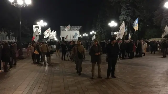 Намети та активісти біля ВР