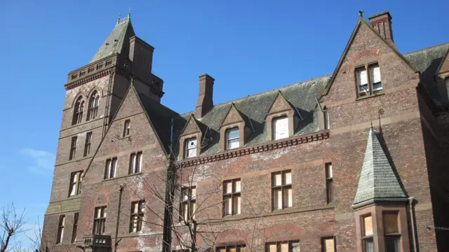 Здание заброшенной больницы