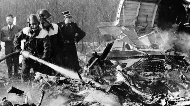 Спасатели на обломках самолета