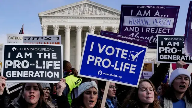 Manifestantes anti-aborto protestaramsp esportes betfrente à Suprema Corte dos Estados Unidos durante a 46ª marcha anual "Pró-Vida"sp esportes betWashington