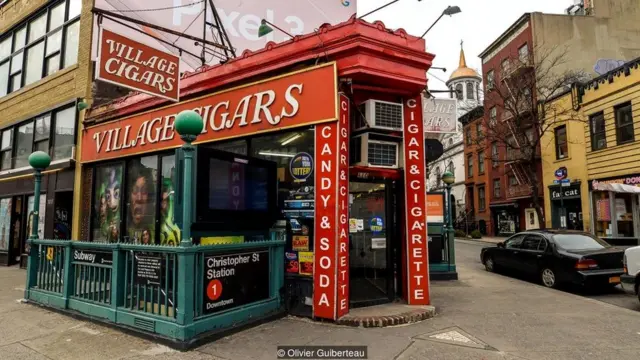 न्यूयॉर्कः आसमान छूती इमारतों के बीच बग़ावत का प्रतीक एक पत्थर