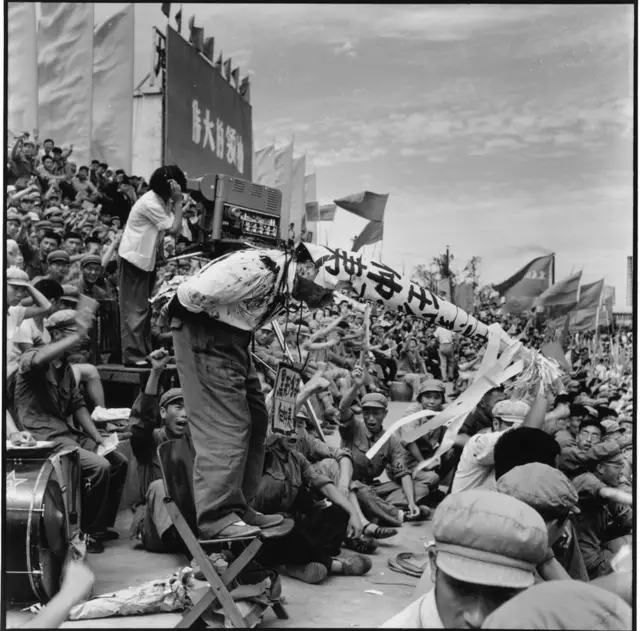 中共元老任仲夷被批斗。任被认为是中国1970年代末以后的改革年代中最重要的改革者和政治家之一。
