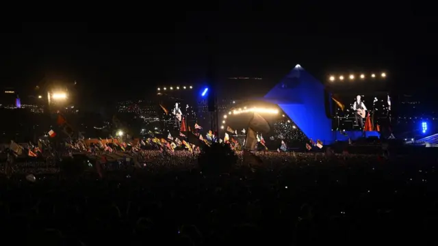 Фанаты на фестивале в Гластонбери