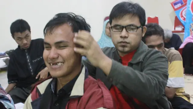 Jika kelelahan, mereka saling memijat. Tetapi ketika komentator kembali terdengar bernada histeris, mereka yang sedang berbaring akan kembali duduk dan yang saling memijat akan berhenti sejenak.