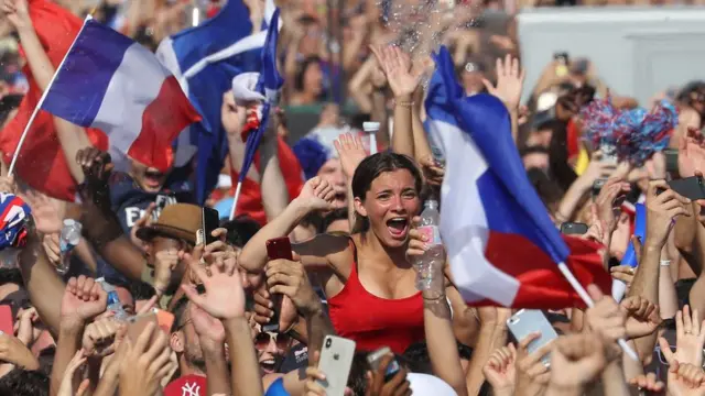 Paris'te Dünya Kupasını kutlayan taraftarlar