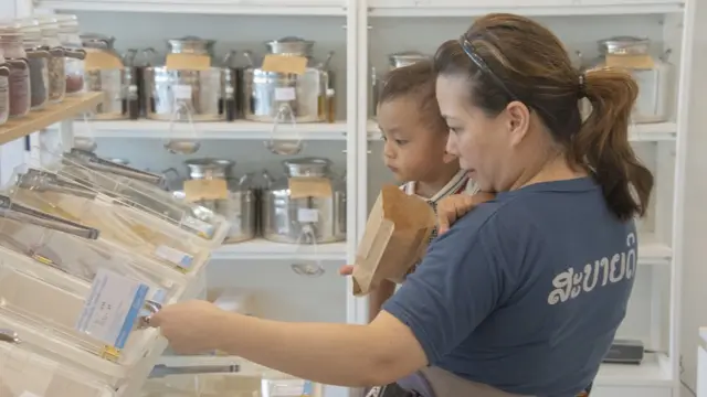 คนในพื้นที่มาใช้บริการ "เติม" สินค้าอย่างคุ้นชิน