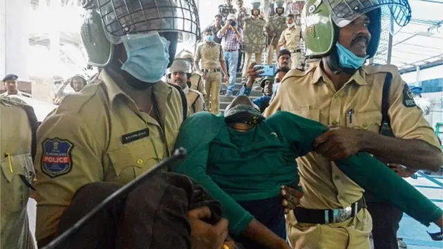 గాయపడ్డవారిని తరలిస్తున్న పోలీసులు