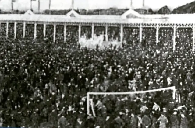 El público invadió el campo del estadio G.E.B.A.
