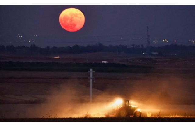 قمر تموز فوق الحقول في عسقلان، إسرائيل