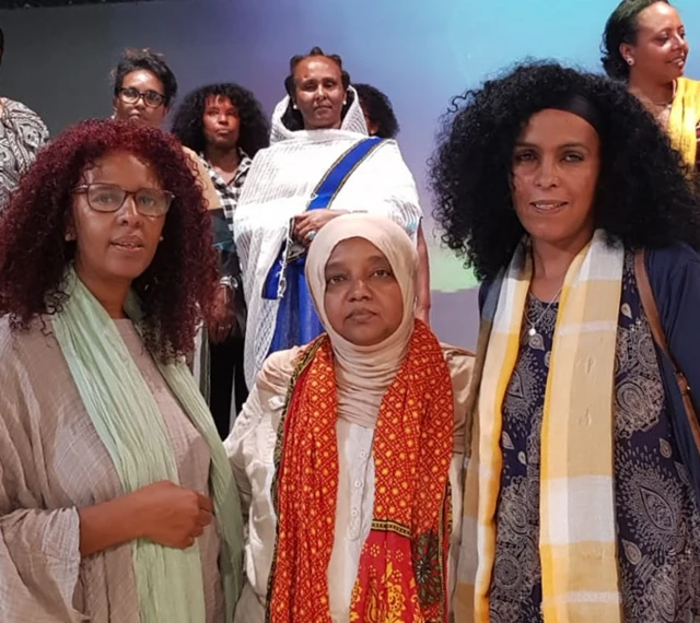 ኣድያም ተፈራ፡ ኣምና ኢድሪስ፡ ፌቨን ጌድዎን (ካብ ጸጋም ንየማን)