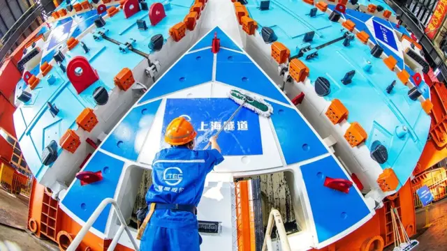 상하이의 한 노동자가 '상하이 터널 엔지니어링' 사의 제조 기지에서 3200톤 터널 보링 머신을 청소하고 있다
