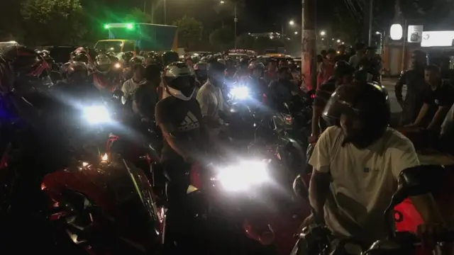 পেট্রল-ডিজেলের দাম বৃদ্ধির খবর জানার সাথে সাথে ঢাকার পেট্রল স্টেশনগুলোতে প্রচণ্ড ভিড় লেগে যায়