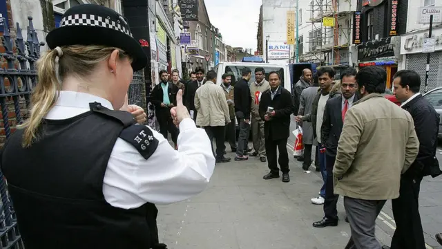 ব্রিকলেনের ভোটেকন্দ্রে এজেন্টদের ভীড়। ছবিটি ২০১০ সালে তোলা।