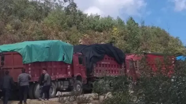 မြေရှားသတ္တုတူးဖော်နေတဲ့ နေရာအနီးက တရုတ်ကားတွေနဲ့ တရုတ်နိုင်ငံသားတချို့