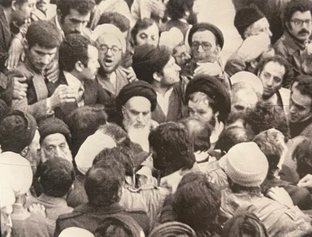 तेहरान हवाई अड्डे पर हज़ारों लोगों ने ख़ुमैनी का स्वागत किया