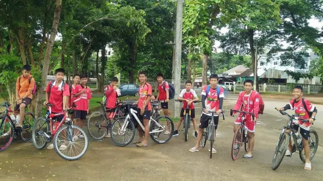 Meninos tailandesespromocional betanosuas bicicletas pouco antespromocional betanoentrar na cavernapromocional betanoonde foram resgatados