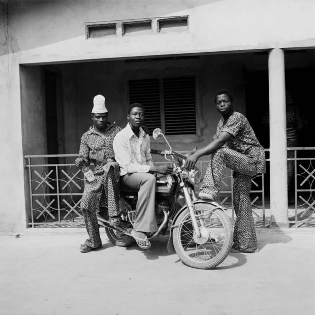 Albert sur sa Honda avec deux amis (1978) du photographe béninois Rachidi Bissiriou