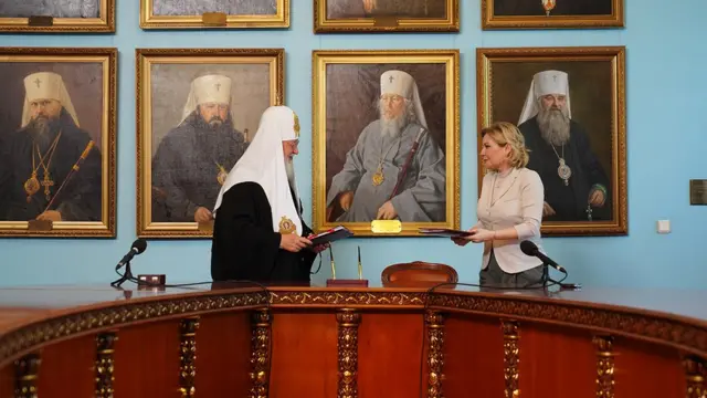 Патриарх Кирилл и министр культуры Ольга Любимова на церемонии утверждения договора между Государственной Третьяковской галереей и Свято-Троицкой Сергиевой лаврой о передаче "Троицы"