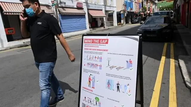 সিঙ্গাপুর এখন আংশিক লকডাউনে। জরুরী কাজ ছাড়া বাইরে বের হলে জেল-জরিমানা