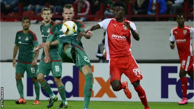 Le Nigérian Peter Olayinka (à droite) en action pour le club albanais Skënderbeu Korçë