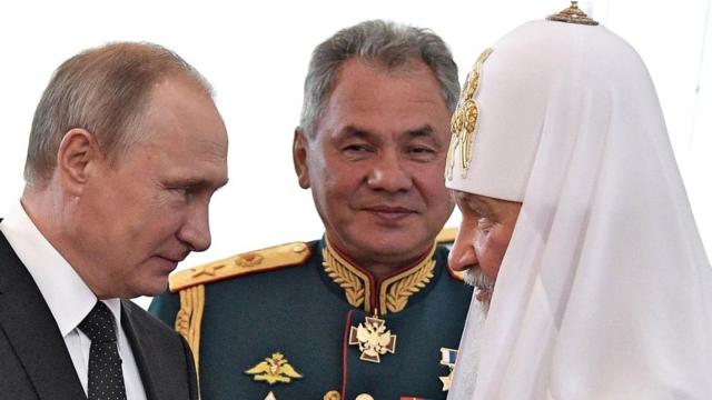 Putin junto al ministro de Defensa Sergei Shoigu y al patriarca Kirill, jefe de la Inglesia Ortodoxa Rusa.